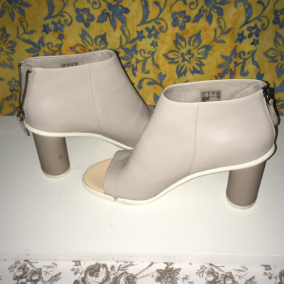 CLARKS OPEN TOE BOOTIE - Picture 3 of 11
